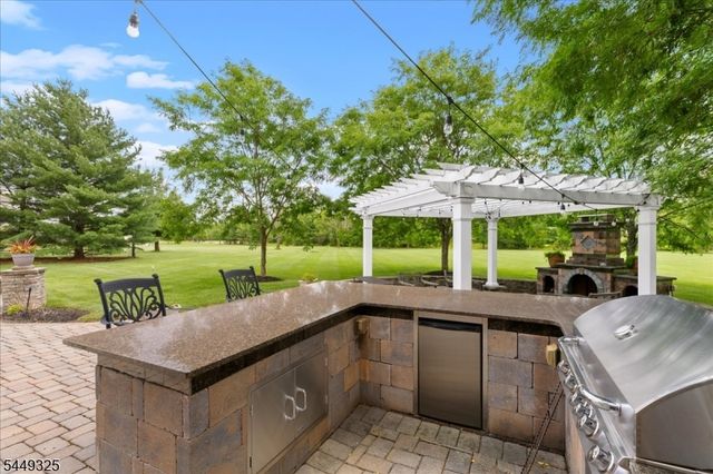 2 Scenic Hills Ct, Montgomery Twp., NJ 08502