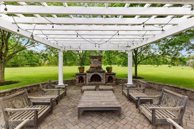 2 Scenic Hills Ct, Montgomery Twp., NJ 08502