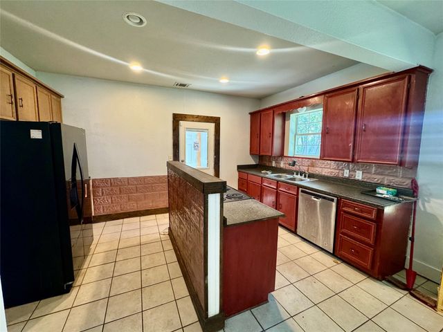 214 S 4th Street, Wills Point, TX 75169