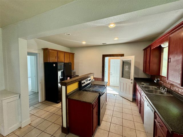 214 S 4th Street, Wills Point, TX 75169