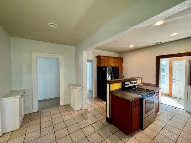 214 S 4th Street, Wills Point, TX 75169