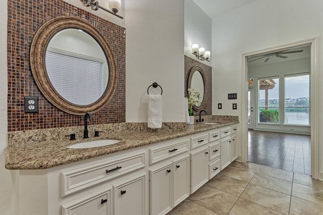 373 Bayshore Drive, Montgomery, TX 77356