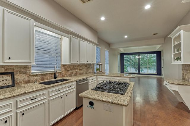 373 Bayshore Drive, Montgomery, TX 77356