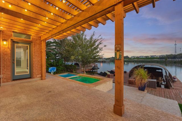 373 Bayshore Drive, Montgomery, TX 77356