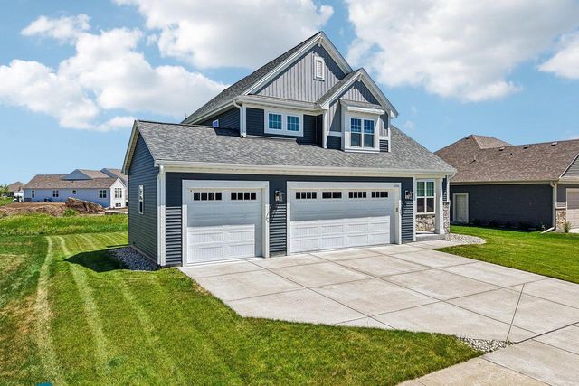 1390 Foxwood PASS, Oconomowoc, WI 53066