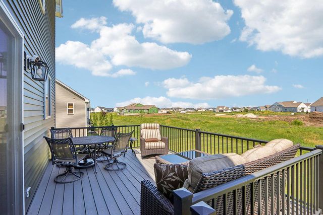 1390 Foxwood PASS, Oconomowoc, WI 53066