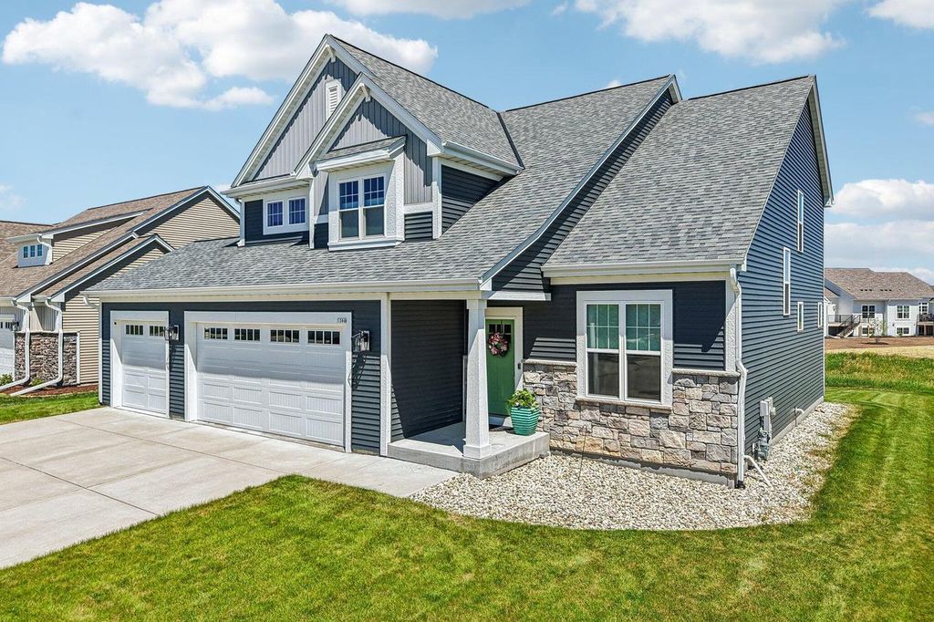1390 Foxwood PASS, Oconomowoc, WI 53066