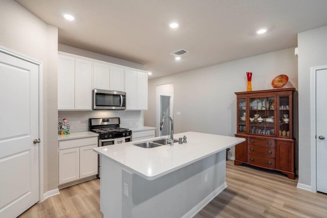 115 Oakdale Meadows LN, Hutto, TX 78634