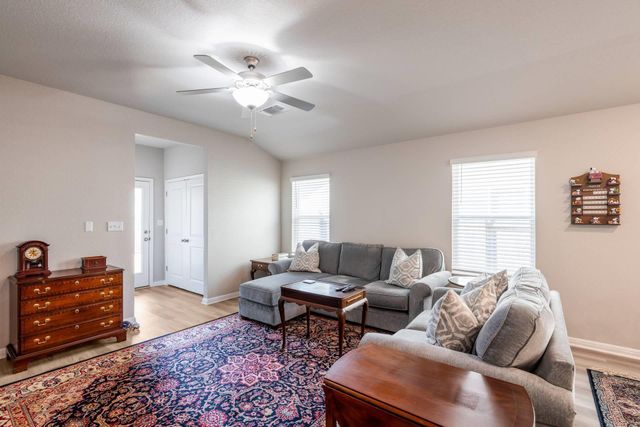 115 Oakdale Meadows LN, Hutto, TX 78634
