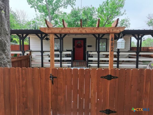 402 E Virginia Avenue, Seadrift, TX 77983