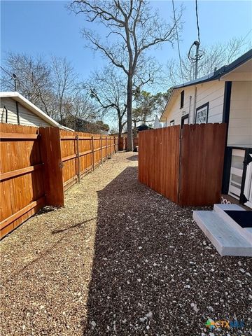 402 E Virginia Avenue, Seadrift, TX 77983