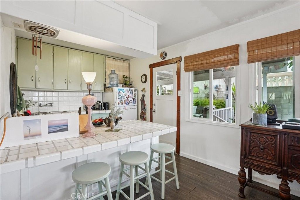 Image 10 of property listing at 1940 N Ardmore, Manhattan Beach, CA 90266
