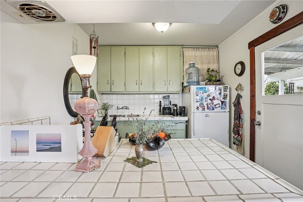 Image 11 of property listing at 1940 N Ardmore, Manhattan Beach, CA 90266