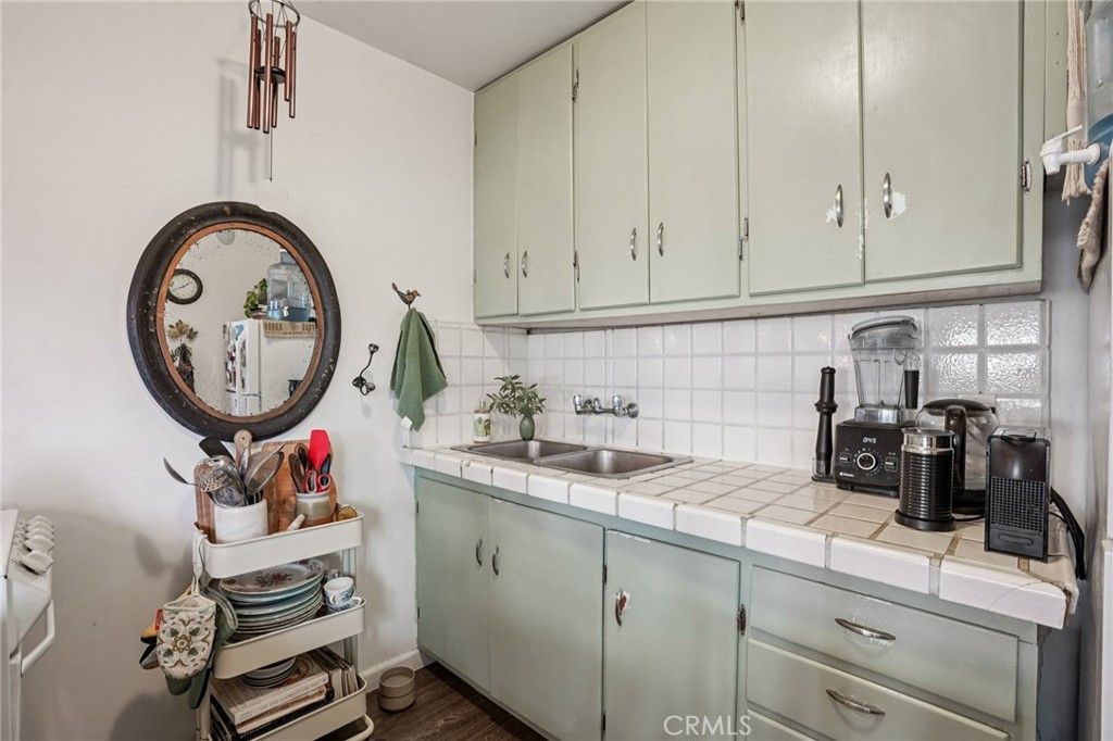 Image 13 of property listing at 1940 N Ardmore, Manhattan Beach, CA 90266