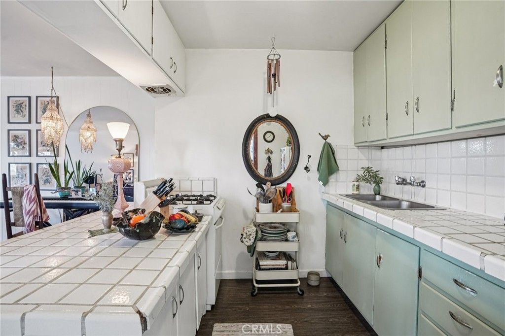 Image 14 of property listing at 1940 N Ardmore, Manhattan Beach, CA 90266