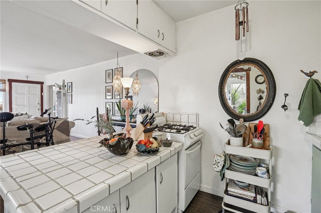 Image 15 of property listing at 1940 N Ardmore, Manhattan Beach, CA 90266