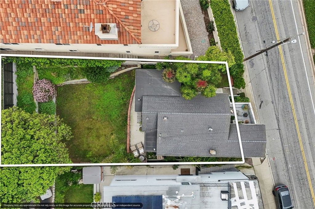 Image 2 of property listing at 1940 N Ardmore, Manhattan Beach, CA 90266