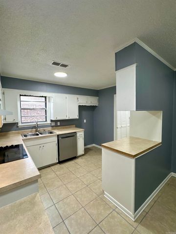 5923 Davis Drive, Pine Bluff, AR 71603