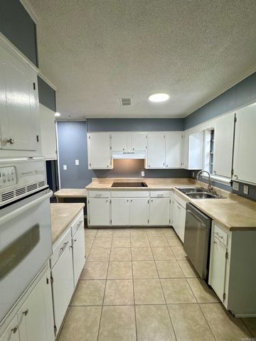 5923 Davis Drive, Pine Bluff, AR 71603