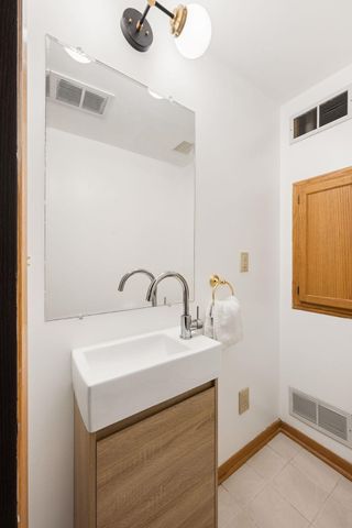 1940 Hunter Lane, Mendota Heights, MN 55118