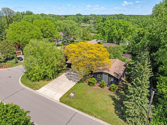 1940 Hunter Lane, Mendota Heights, MN 55118
