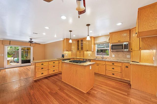 1031 9th Ave, Sacramento, CA 95818