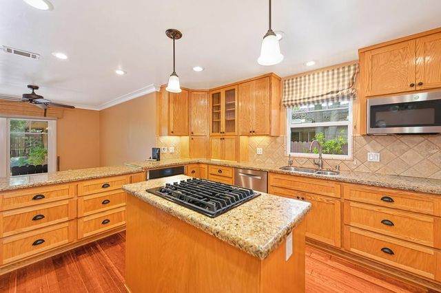 1031 9th Ave, Sacramento, CA 95818