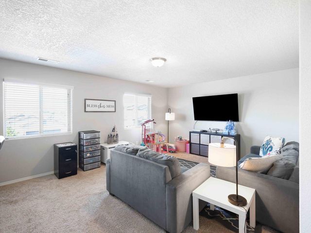 5925 Sandoval Drive NE, Rio Rancho, NM 87144