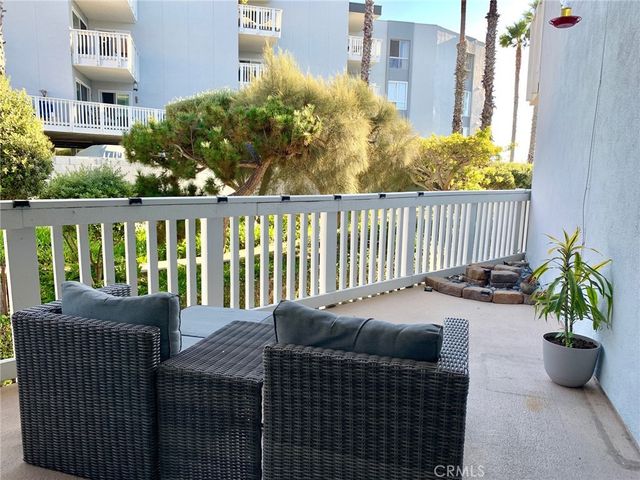 620 The Village 107, Redondo Beach, CA 90277
