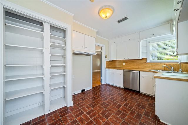 320 Foster Dr, Corpus Christi, TX 78404
