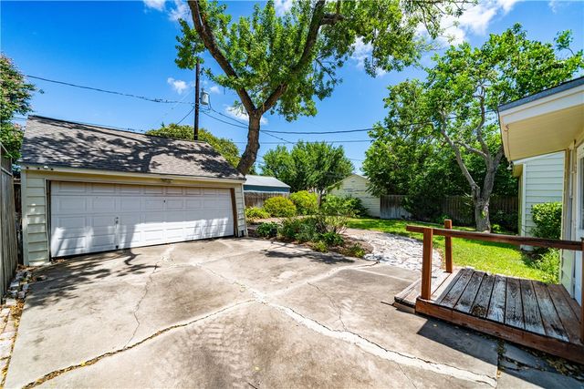 320 Foster Dr, Corpus Christi, TX 78404