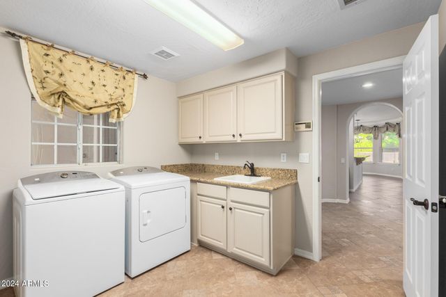 1367 E DESERT FLOWER Lane, Phoenix, AZ 85048