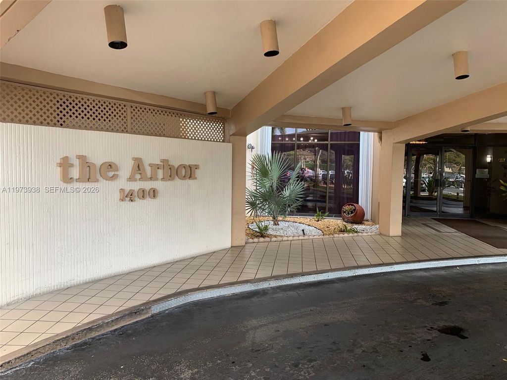 1400 Saint Charles 313, Pembroke Pines, FL 33026