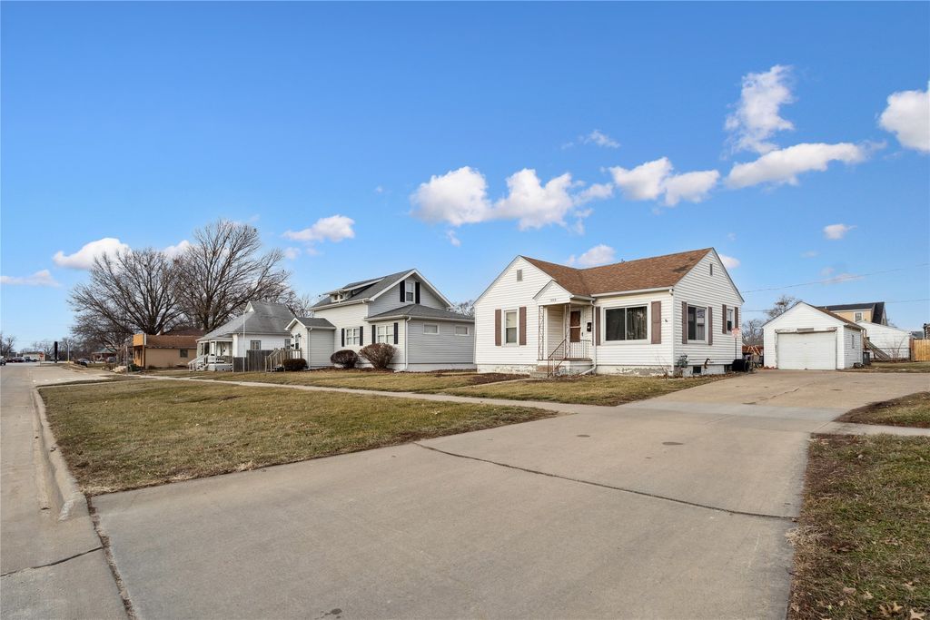 909 W Marion Street, Knoxville, IA 50138