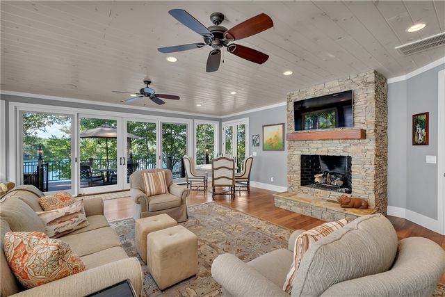 422 Pileated Woodpecker, Sunset, SC 29685