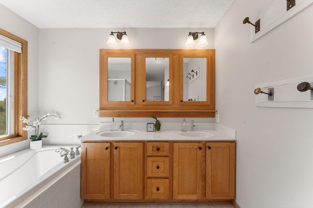 3069 Meadow Brook Drive, Woodbury, MN 55125