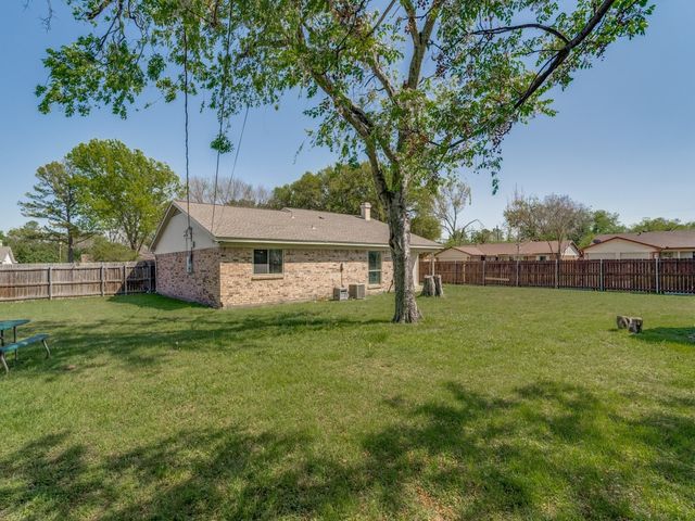 1108 Briar Court, Benbrook, TX 76126