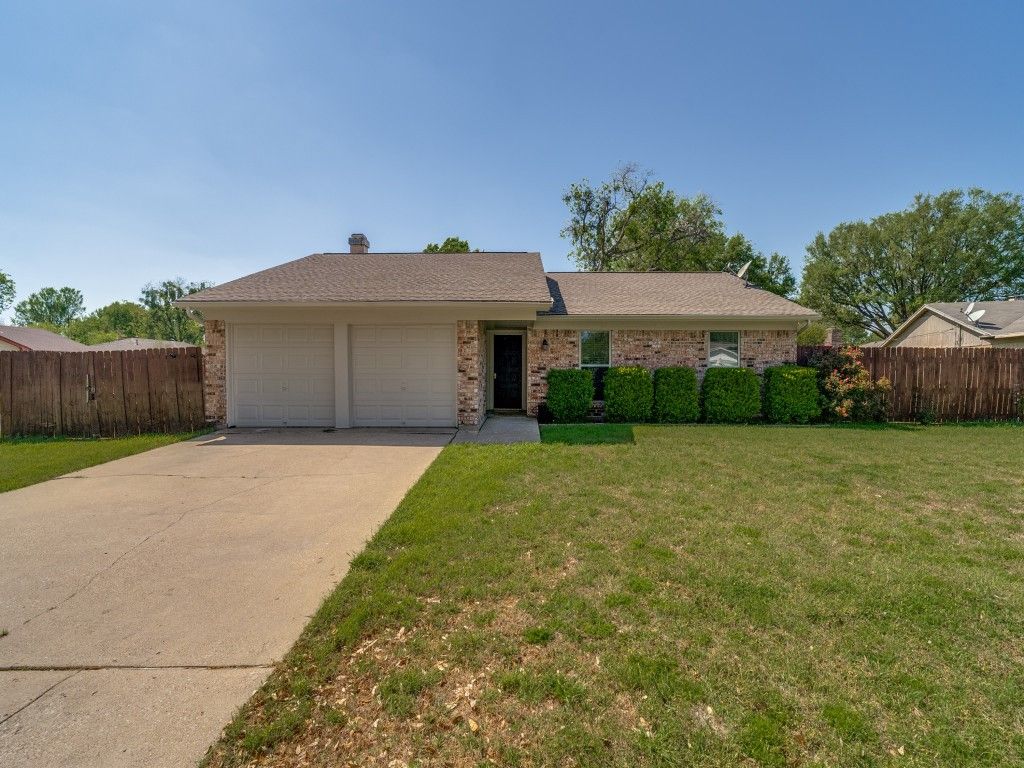 1108 Briar Court, Benbrook, TX 76126