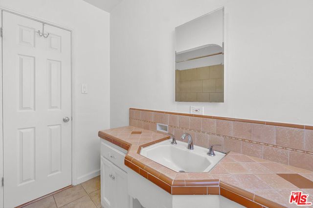 8823 S Wilton Place, Los Angeles, CA 90047