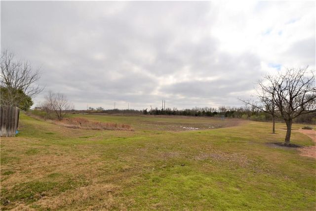 112 Brown ST, Hutto, TX 78634