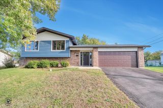 7829 Valley View Lane, Woodridge, IL 60517