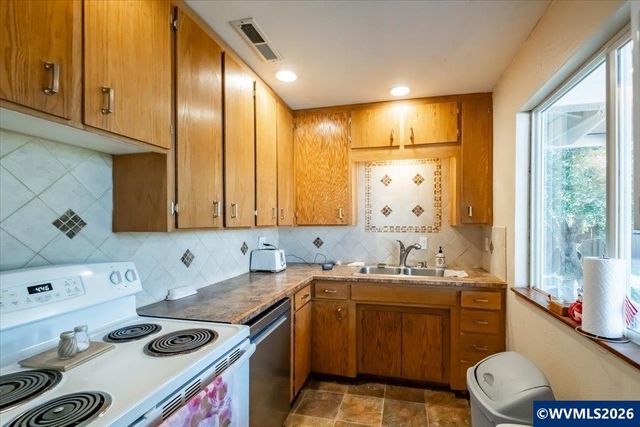 709 28th Av SE, Albany, OR 97322