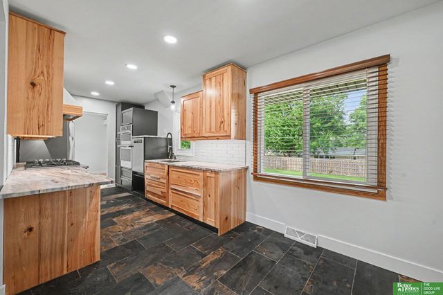 11418 Pierce Street, Omaha, NE 68144