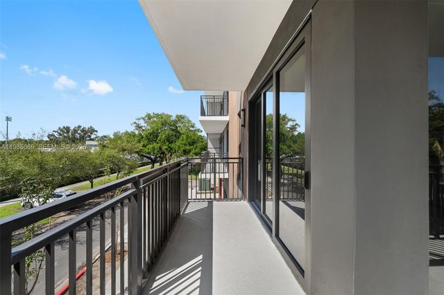 2479 NE 192nd St 205, Miami, FL 33180