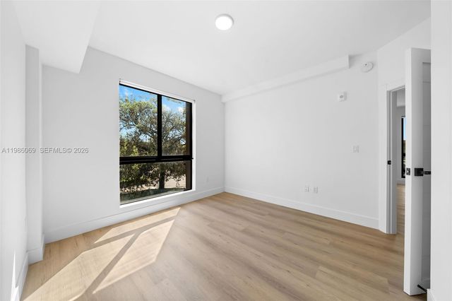 2479 NE 192nd St 205, Miami, FL 33180