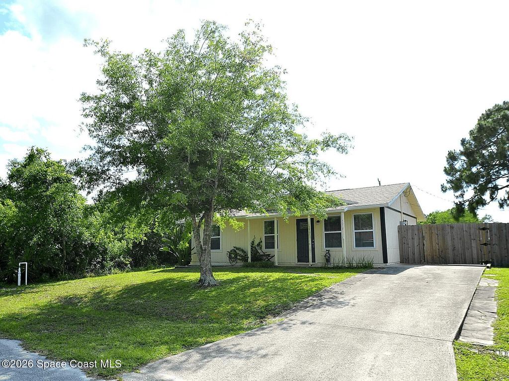 1018 Colonnade Avenue SE, Palm Bay, FL 32909