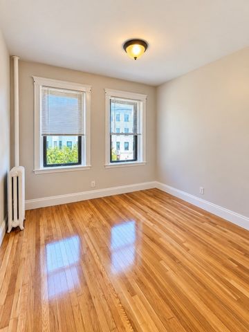 1560 Commonwealth Ave 4, Boston, MA 02135