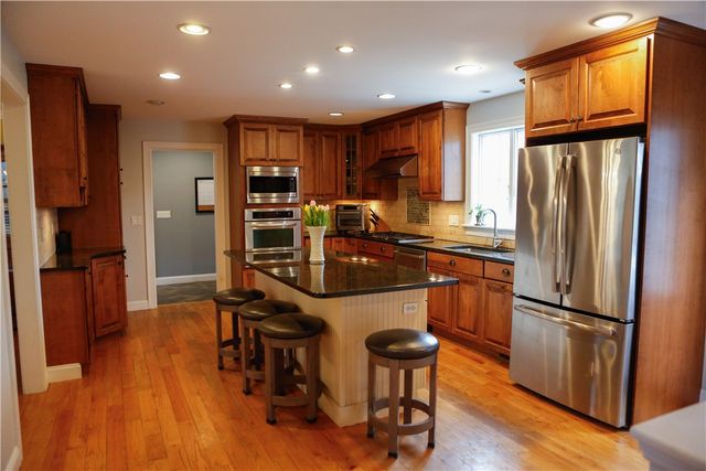 87 Woodward Ave Avenue, Narragansett, RI 02882
