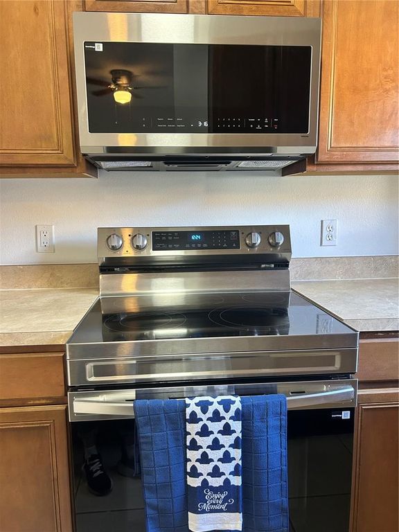 Image 15 of property listing at 2051 RETREAT VIEW CIRCLE, Sanford, FL 32771