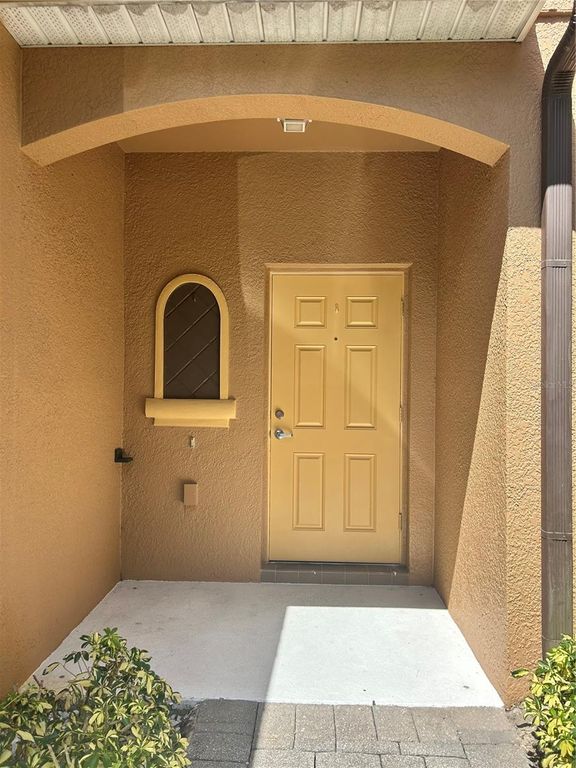 Image 3 of property listing at 2051 RETREAT VIEW CIRCLE, Sanford, FL 32771